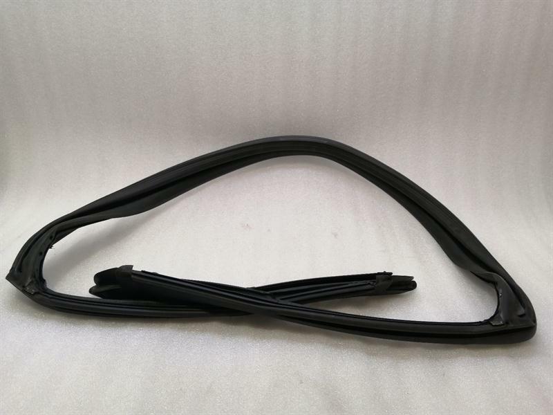 Porsche Boxster (981) Door Seal Porsche Boxster 718 windshield header seal 9815...