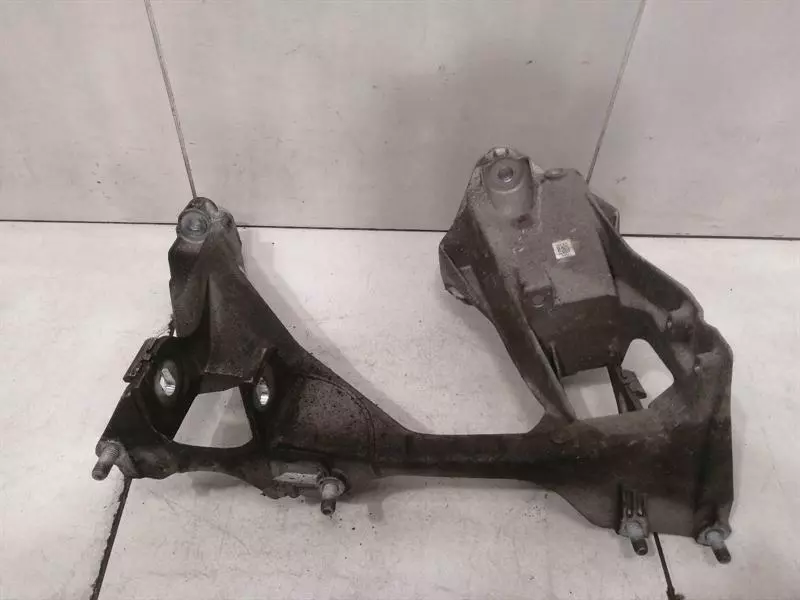 Porsche Cayman 718 subframe rear left 98133115106 axle frame rear axle left Brand/Model: PORSCHE 718
Year: 2018
Engine: 198...