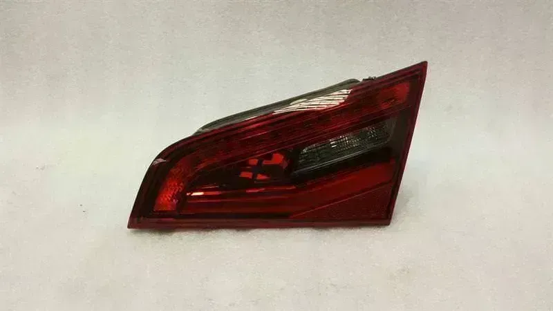 Audi A3 (8V) Audi A3 8V right rear light 8V4945094A tail light rear right LED Body type: Hatchback
Fuel: Diesel