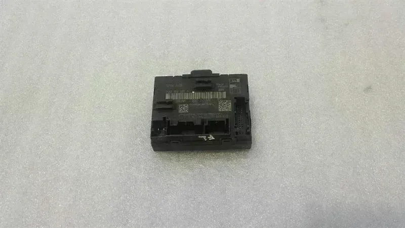 Audi A3 (8V) Audi A3 8V front right door module 5Q0959592A door control unit front right Body type: Hatchback
Fuel: Diesel