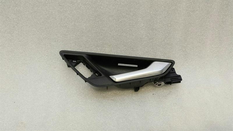 Audi TT (8S) Audi TT 8S Right Door Inner Handle 8S0837020A Interior Door Handle Right Body type: Coupe
Fuel: Petrol