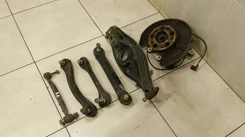Mercedes SLK R172 Right Rear Hub A1723502008 wheel bearing housing rear right