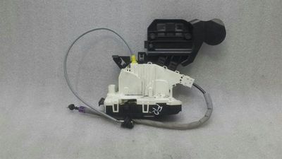 Mercedes A W176 zamek drzwi prawych A1667200635 zamek drzwi przednich prawych