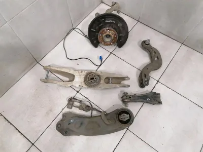Mercedes CLA W117 C117 labā aizmugurējā rumba A2463503641 riteņa rumbas gultņa korpuss aizmugurē pa labi