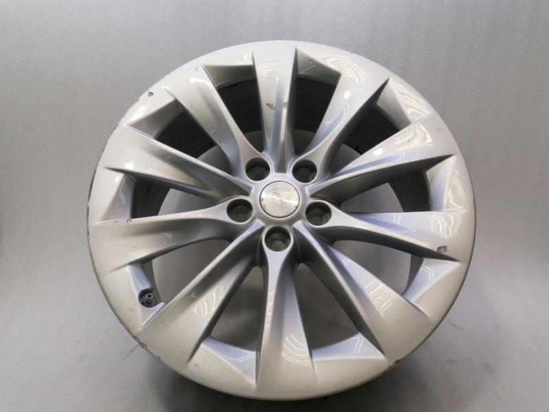 Tesla Model S Tesla Model S 75 Alloy Wheel 1059337-00-A 19X 8J ET40 Alloy Wheel Body type: Hatchback
Fuel: ELECTRIC
