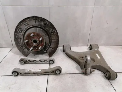 Tesla Model S 75 Lewa tylna piasta 1042506-00-B Obudowa łożyska koła tylnego lewego