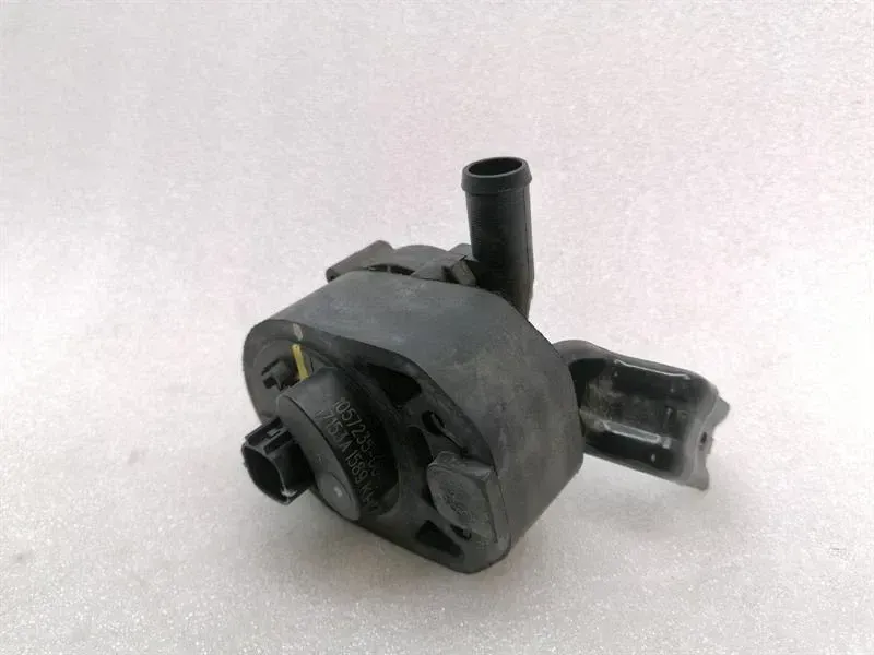 Tesla Model S Lisä- jäähdytyspumppu (turbo) Tesla Model S 75 Additional Cooling Pump 105723...