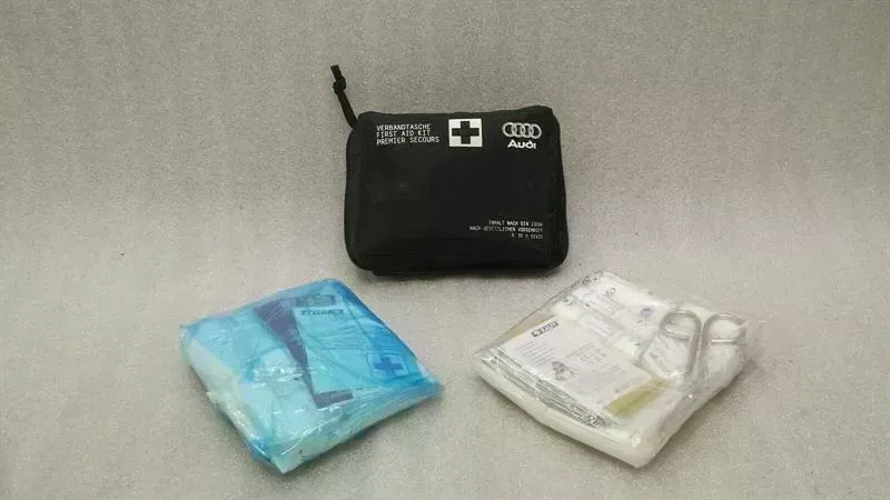 Audi A1 (8X) Audi A1 8x First Aid Kit 8W0860282B dressing box verbant bag Body type: Hatchback
Fuel: Petrol