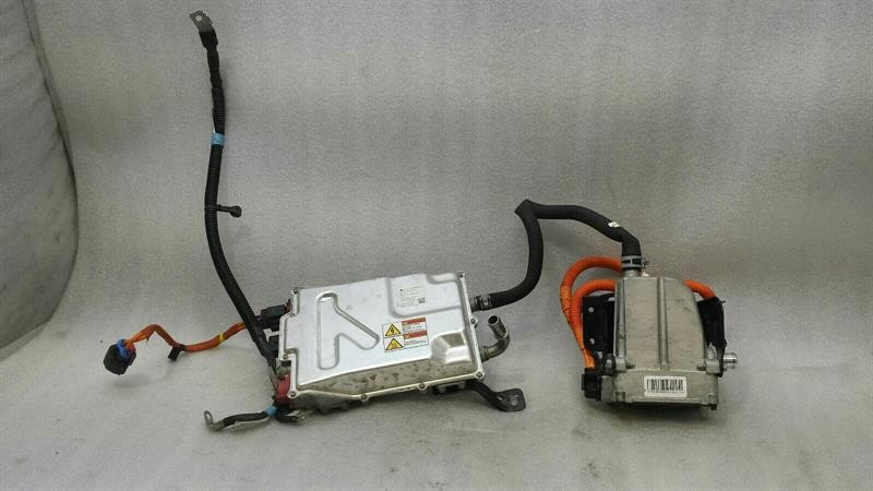 Tesla Model S Tesla Model S 75 Battery Heater 1028665-00-E Battery Heater Converter DC Body type: Hatchback
Fuel: ELECTRIC