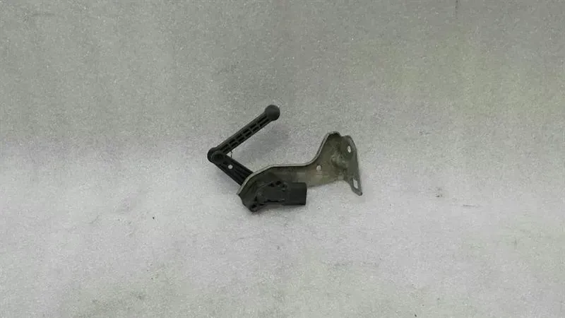 Tesla Model S Tesla Model S 75 Suspension Level Sensor 1027976-00-A Level Sensor Body type: Hatchback
Fuel: ELECTRIC