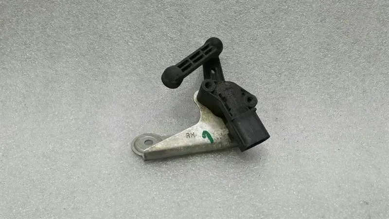 Tesla Model S Tesla Model S 75 Suspension Level Sensor 1027946-00-A Level Sensor Body type: Hatchback
Fuel: ELECTRIC