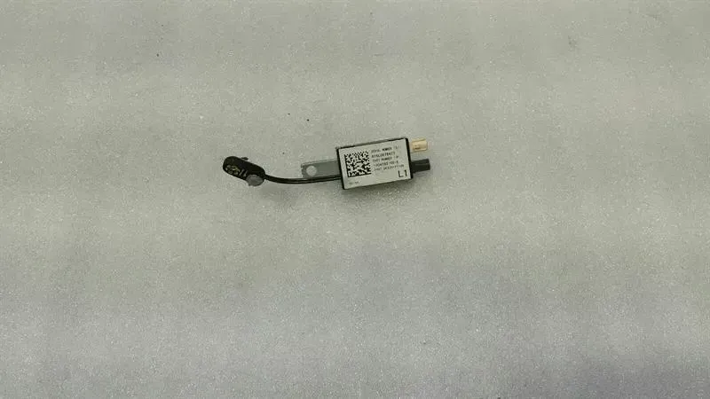 Tesla Model S Tesla Model S 75 Aerial / Antenna 1004793-00-E Antenna Amplifier Body type: Hatchback
Fuel: ELECTRIC