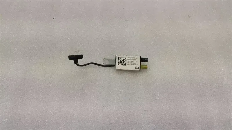 Tesla Model S Tesla Model S 75 Aerial / Antenna 1004798-00-D Antenna Amplifier Body type: Hatchback
Fuel: ELECTRIC