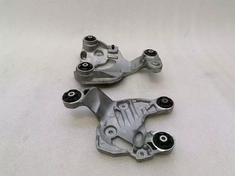 Tesla Model 3 Tesla Model 3 engine mount set 1122968-00-B engine mount set Body type: Hatchback
Fuel: ELECTRIC