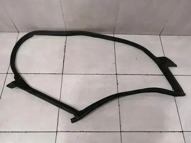 Tesla Model 3 Tesla Model 3 Rear Right Door Seal 1090510-00-L Door Seals Rear Right Body type: Hatchback
Fuel: ELECTRIC