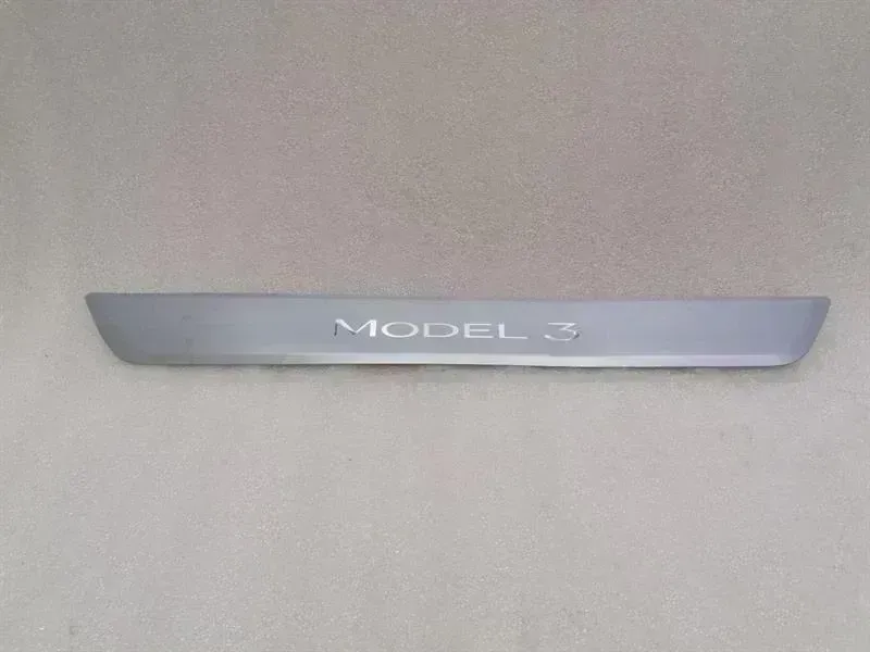 Tesla Model 3 Tesla Model 3 STANDARD RANGE Door Sill 1090844-00-C Entry Bar Body type: Hatchback
Fuel: ELECTRIC