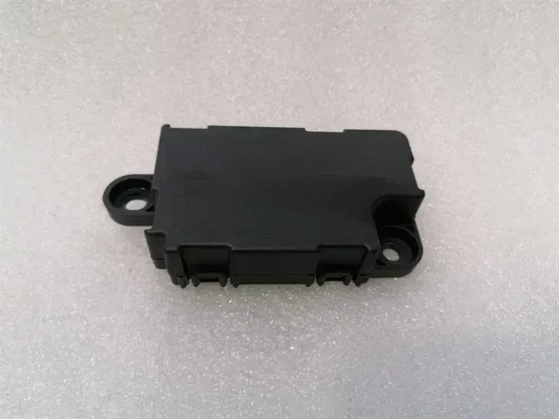 Tesla Model 3 TESLA MODEL 3 STANDARD RANGE Aerial / Antenna 1447430-00-B Antenna Body type: Hatchback
Fuel: ELECTRIC