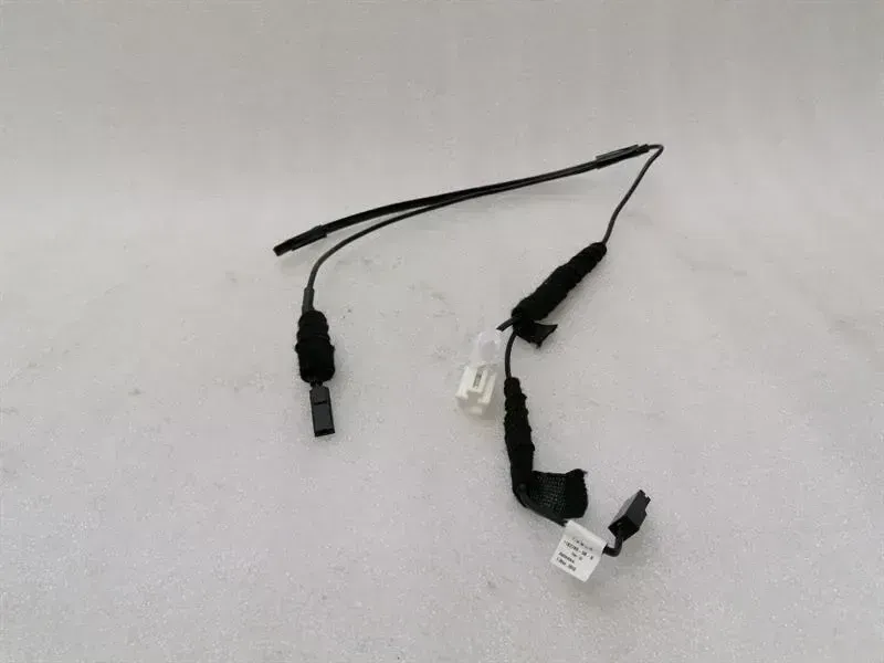 Tesla Model 3 Tesla Model 3 Aerial / Antenna 1102749-00-B Antenna Radio Body type: Hatchback
Fuel: ELECTRIC