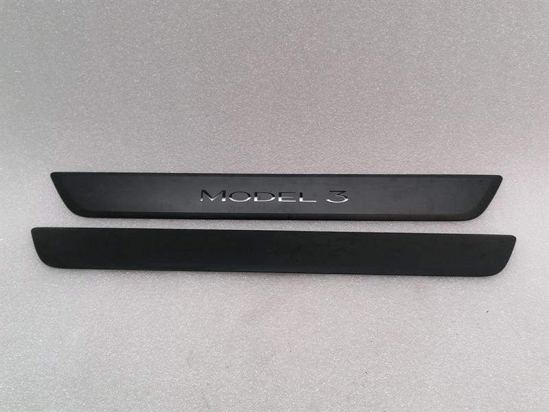 Tesla Model 3 Tesla Model 3 Long Range Front Door Sill Set 1504763-00-B Front Door Bar Body type: Hatchback
Fuel: ELECTRIC