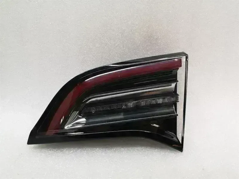 Tesla Model 3 Tesla Model 3 Long Range Right Rear Light 1077404-00-G Tail Light Rear Right Body type: Hatchback
Fuel: ELECTRIC
