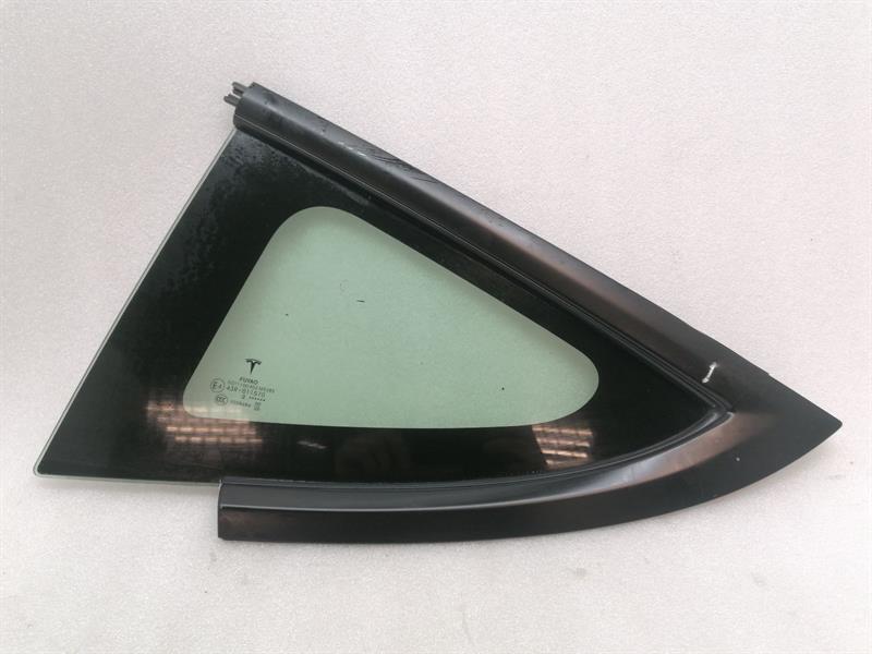 Tesla Model 3 Tesla Model 3 Long Range Left Rear Glass 1514978-01-D Door Panel 1/4 Rear Left Body type: Hatchback
Fuel: ELECTRIC