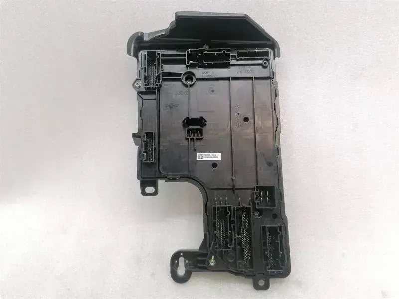 Tesla Model 3 Tesla Model 3 Electronic Module 1567455-00-B Comfort/Convenience Controller Body type: Hatchback
Fuel: ELECTRIC