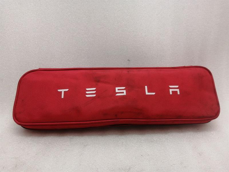 Tesla Model S TESLA MODEL S 100D SAVER KIT 1475076-00-C Jack FIRST AID Body type: Hatchback
Fuel: ELECTRIC