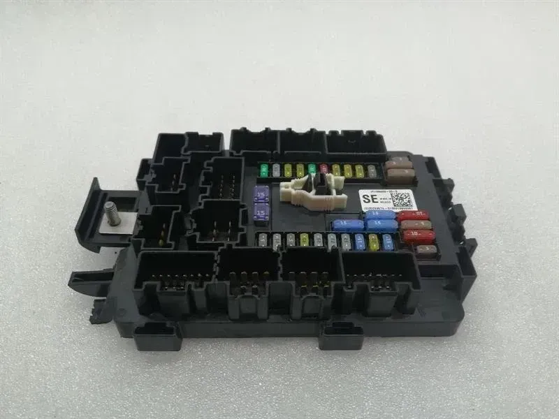 Tesla Model S Tesla Model S 100D Fuse Box 1094409-00-E Fuse Box Body type: Hatchback
Fuel: ELECTRIC