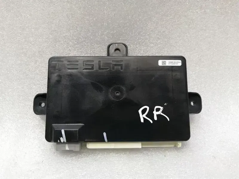 Tesla Model X Tesla Model X P100D RRH Door Module 1045490-10-D Door Control Unit Rear Right Body type: Estate
Fuel: ELECTRIC