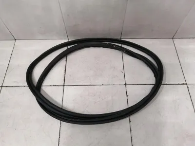 Уплотнитель задней двери Tesla Model X P100D 1033038-00-B Уплотнители задней двери