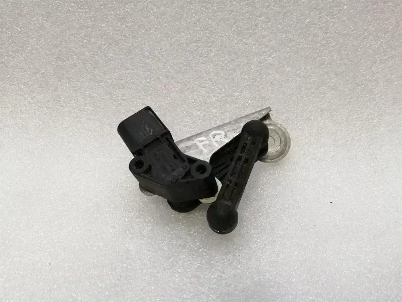 Tesla Model X Tesla Model X P100D FRH Level Sensor 1027946-00-A Front Right Altitude Sensor Body type: Estate
Fuel: ELECTRIC