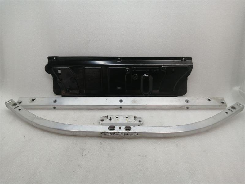 Porsche Taycan Porsche Taycan 9J Firewall Holder Bracket 9J1806303 Holder Bracket Front Body type: Hatchback
Fuel: ELECTRIC