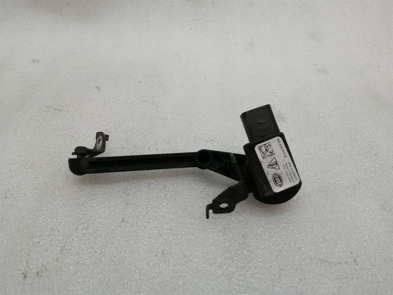 Porsche Taycan Porsche Taycan 9J rear right level sensor 9J1616572A level sensor rear right Body type: Hatchback
Fuel: ELECTRIC