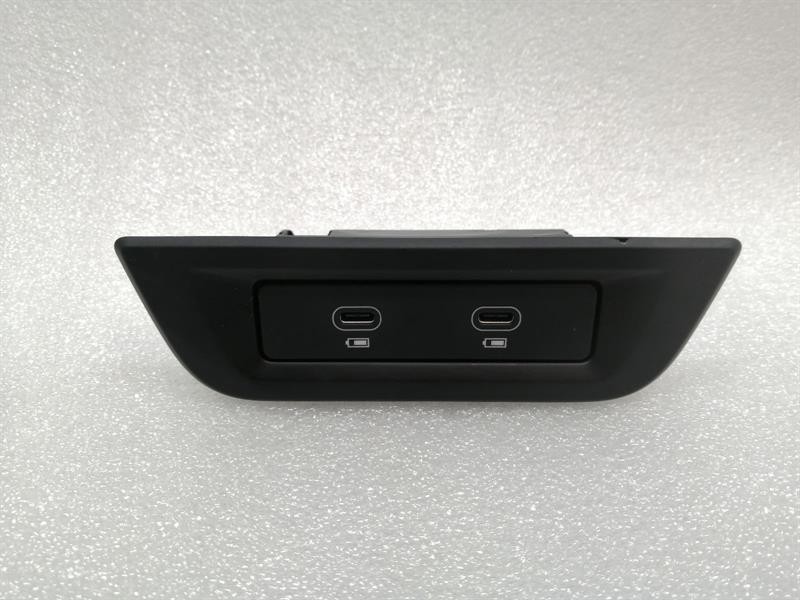Porsche Taycan Porsche Taycan 9J USB charging port Type C 9J1035722B rear charging socket Body type: Hatchback
Fuel: ELECTRIC