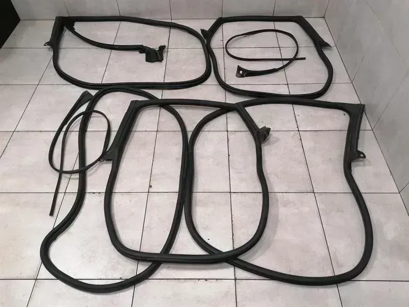 Porsche Taycan Porsche Taycan 9J door seal set 9J1833721AY door seals set + tailgate Body type: Hatchback
Fuel: ELECTRIC