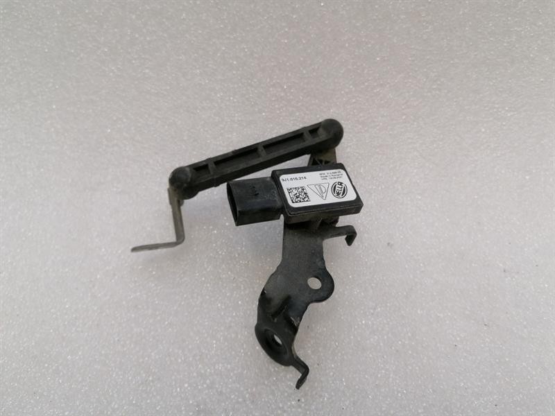 Porsche Taycan Porsche Taycan 9J Sensor FRH 9J1616214 Front Right Level Sensor Body type: Hatchback
Fuel: ELECTRIC
