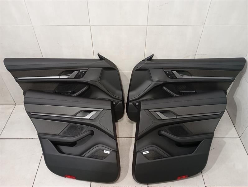 Porsche Taycan Porsche Taycan 9J door card set carbon 9J1837019B door panel set turbo S Body type: Hatchback
Fuel: ELECTRIC