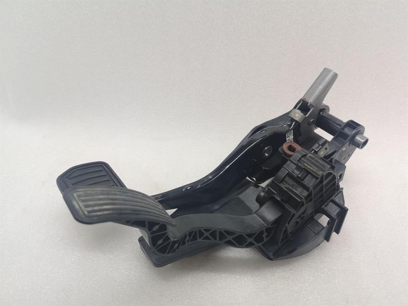 Tesla Model 3 Gas Pedal (electrical) TESLA MODEL 3 STANDARD RANGE Pedal Assembly 104...