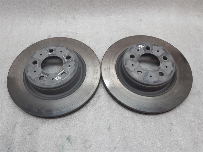 Tesla Model 3 TESLA MODEL 3 LONG RANGE FRONT BRAKE DISC 1044611-00-D FRONT BRAKE DISC Body type: Hatchback
Fuel: ELECTRIC