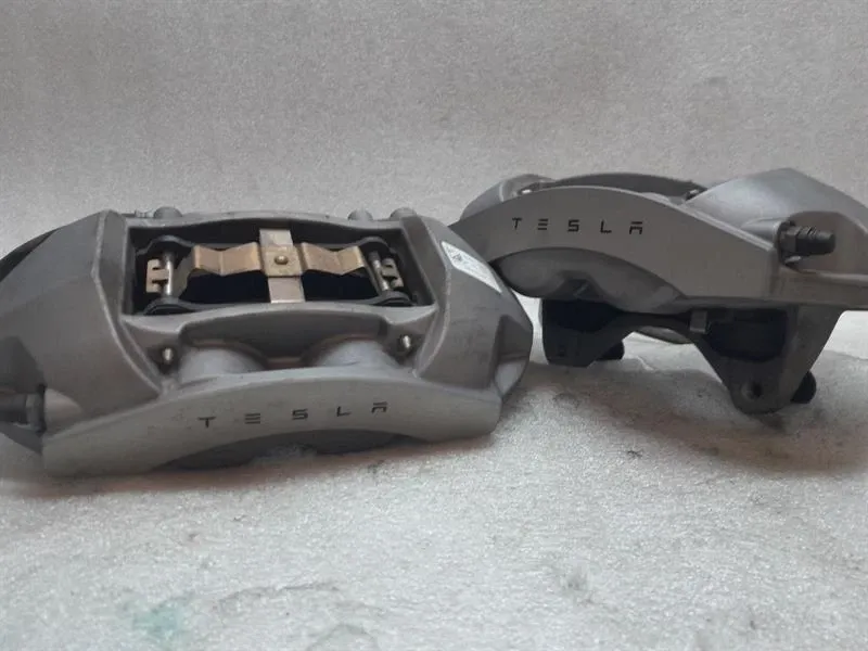 Zacisk hamulca przedniego Tesla Model 3 Long Range 1044622-00-F Zacisk hamulca przedniego