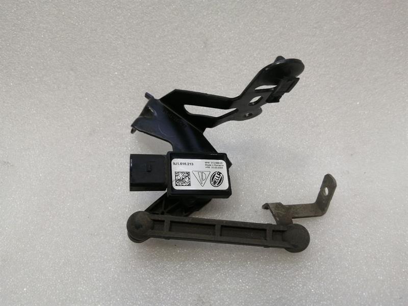 Audi e-tron GT (FW) Audi E-tron GT suspension level sensor 9J1616213 level sensor Body type: Hatchback
Fuel: ELECTRIC