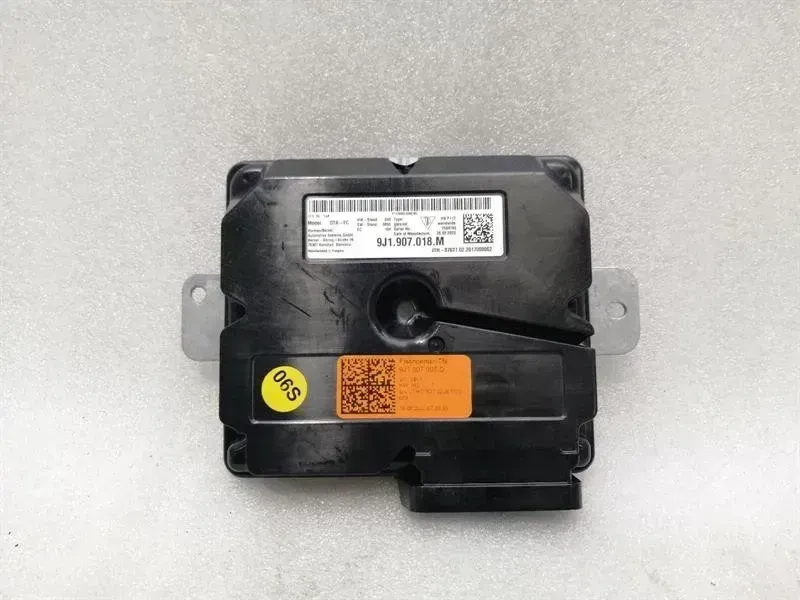 Porsche Taycan Porsche Taycan 9J electronic module 9J1907018M control unit online services Body type: Saloon
Fuel: ELECTRIC