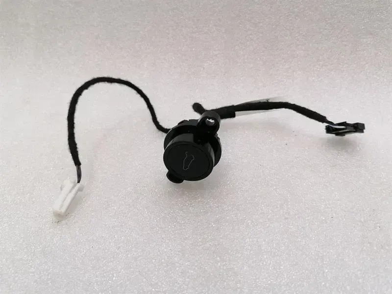 Tesla Model 3 Tesla Model 3 Boat Open Switch 1501907-00-A Tailgate Switch Body type: Hatchback
Fuel: ELECTRIC