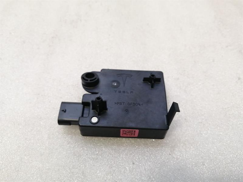 Tesla Model 3 2017-... Tesla Model 3 Onboard Electronic Module 1097855-00-H Control Unit COMFORT ECU