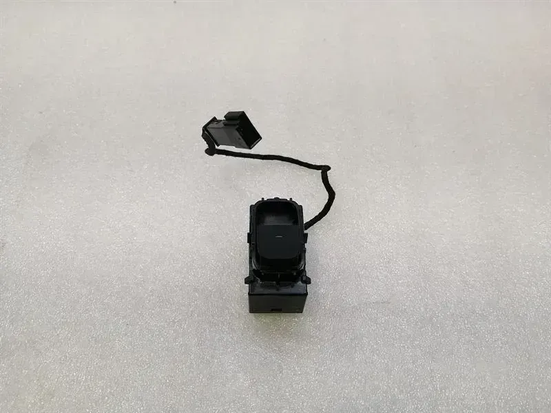 Tesla Model 3 Tesla Model 3 Window Switch 1081038-02-F Switch Body type: Hatchback
Fuel: ELECTRIC