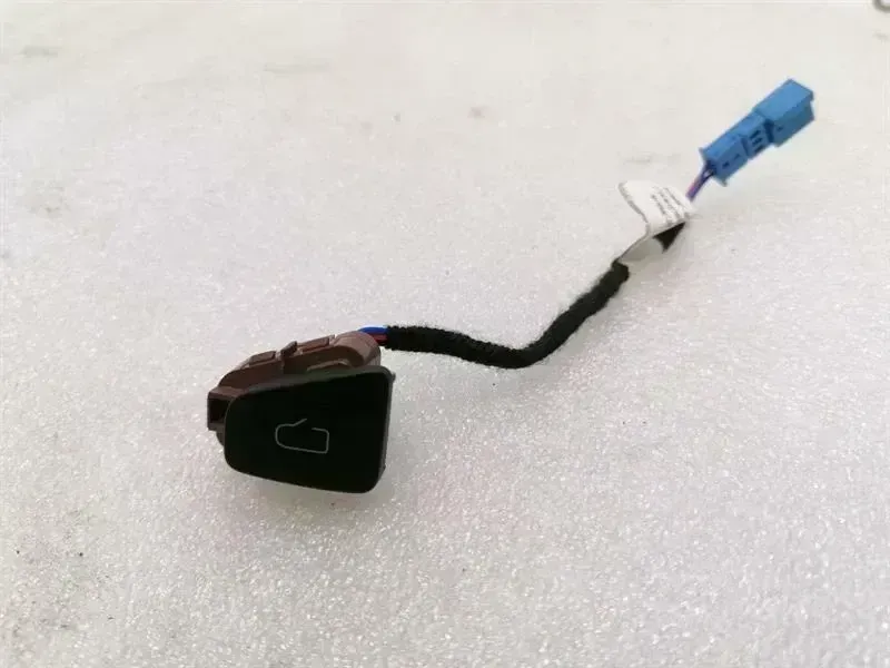 Tesla Model 3 Tesla Model 3 Door Open Switch 1094957-02-E Door Switch Body type: Hatchback
Fuel: ELECTRIC