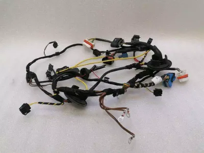 Porsche 911 997 vadu loks 99761255122 priekšā ar bojātu priekšējo vadu instalāciju.