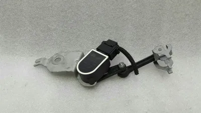 Mercedes E53 AMG W238 ksenona līmeņa sensors A0009053704 līmeņa sensors pa labi