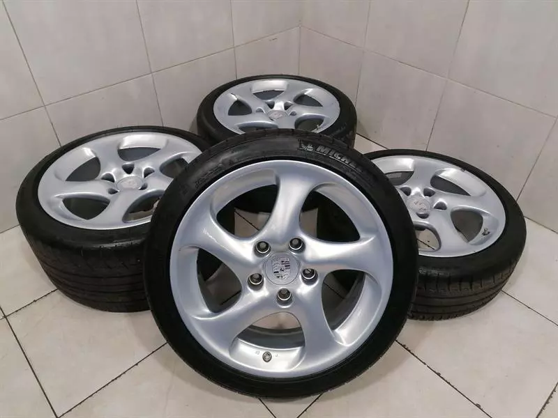 Porsche 911 (996) 18 R18 Porsche 911 996 TURBO Alloy Wheel SET 99636213604 Alloy Rims 8J 11J SET Body type: Coupe
Fuel: Petrol