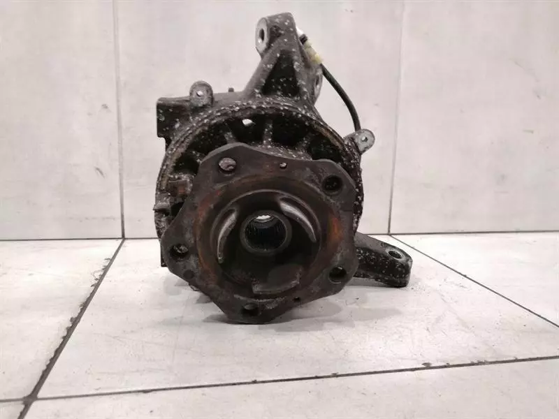 Porsche 911 (996) Porsche 911 996 Left Rear Hub 99633111106 Wheel Bearing Housing Rear Left Body type: Coupe
Fuel: Petrol